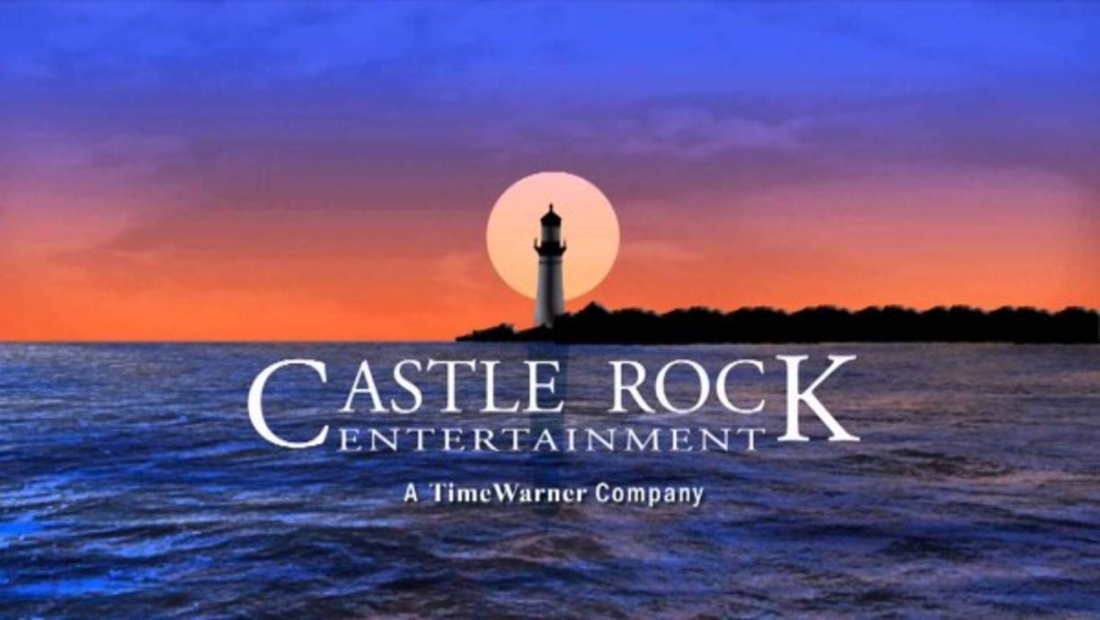 La empresa Castle Rock marcó su comienzo con el rodaje de películas basadas en las novelas de Stephen King, y precisamente de ellas proviene el nombre y el logo de la compañía: Castle Rock es una ciudad ficticia donde tienen lugar varias de las historias del afamado autor de libros de misterio.