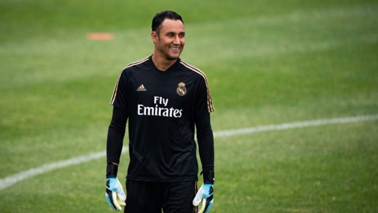 Keylor Navas - El futuro del guardameta costarricense está cada vez más lejos del Real Madrid. Y es que en las últimas horas se ha informado que Keylor se marchará al París Saint Germain ya que ha perdido la titularidad en el club blanco, que ahora le pertenecea al belga Thibaut Courtois. El tico está en el mercado y puede entrar en la operación Neymar o acabar en el PSG independientemente de lo que suceda con Ney, aunque Zidane ha dejado claro que cuenta con él para este curso. El problema es que el propio Zizou ya le invitó a salir en mayo y públicamente dijo que no habría debate en la portería y si un titular claro, que es Courtois. Así las cosas, su salida puede desembocar en otro fichaje para la portería blanca.