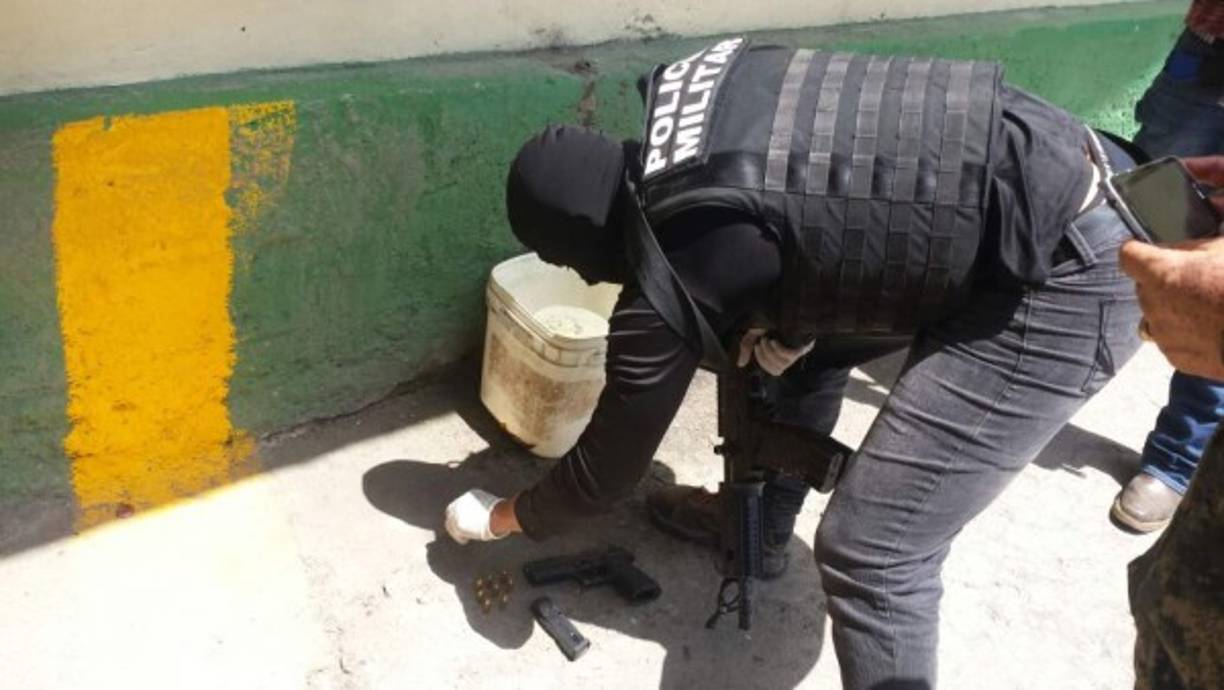 Un arma de fuego, teléfonos celulares, dinero, machetes, destornillares, un router y controles remoto en el Centro Penal de San Pedro Sula después que los reclusos se amotinaran durante la madrugada tras un apagó de energía eléctrica.