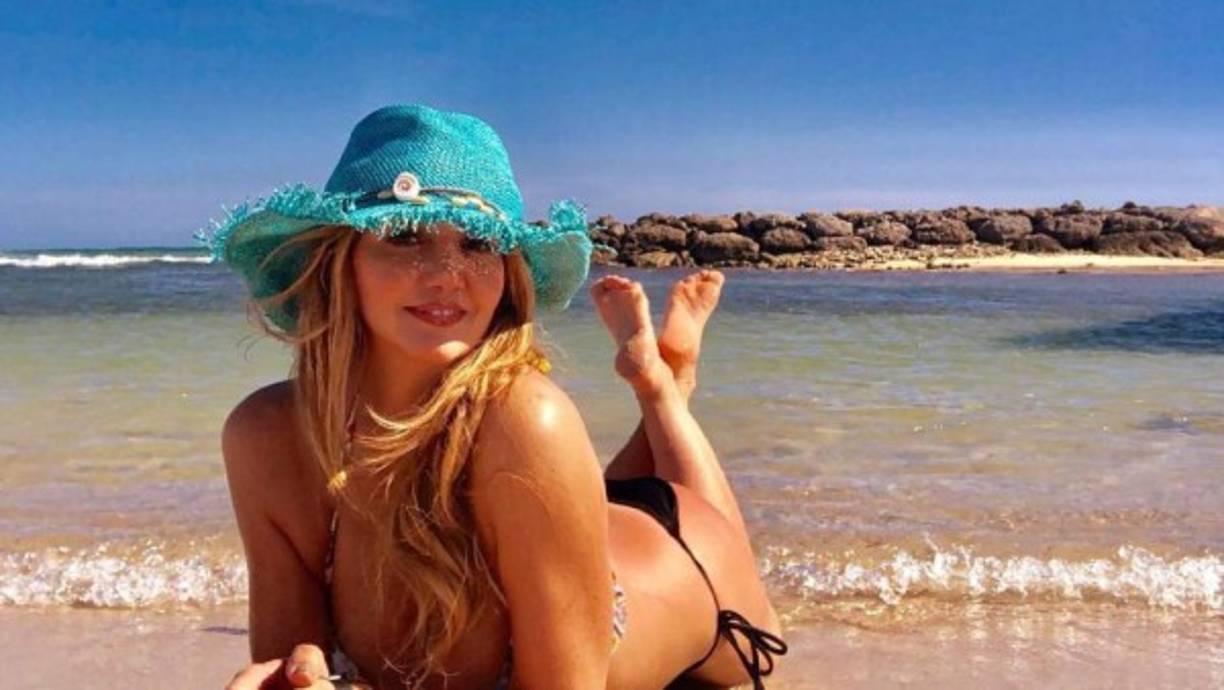 Andrea Legarreta, actriz y conductora de Televisa, tiene una de las figuras más bonitas a sus casi 50 años. Actualmente Legarreta tiene 47 años y es madre de dos hijas y a diario recibe piropos por sus curvas.