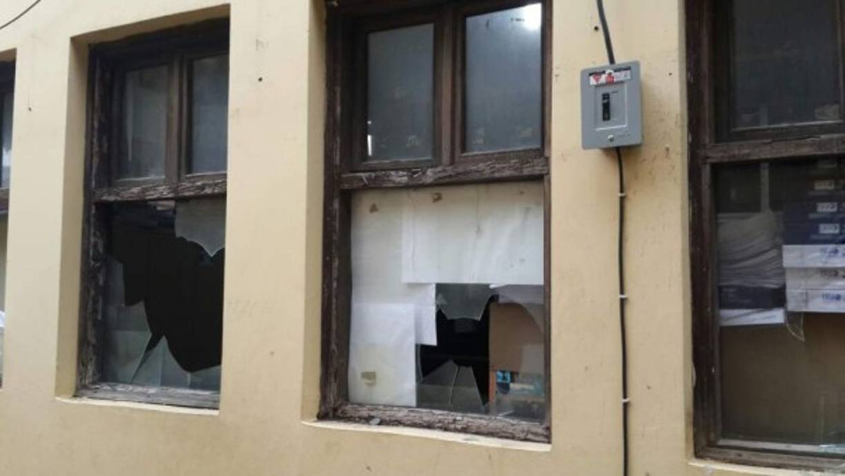 Ventanas y puertas de vidrio fueron quebradas.