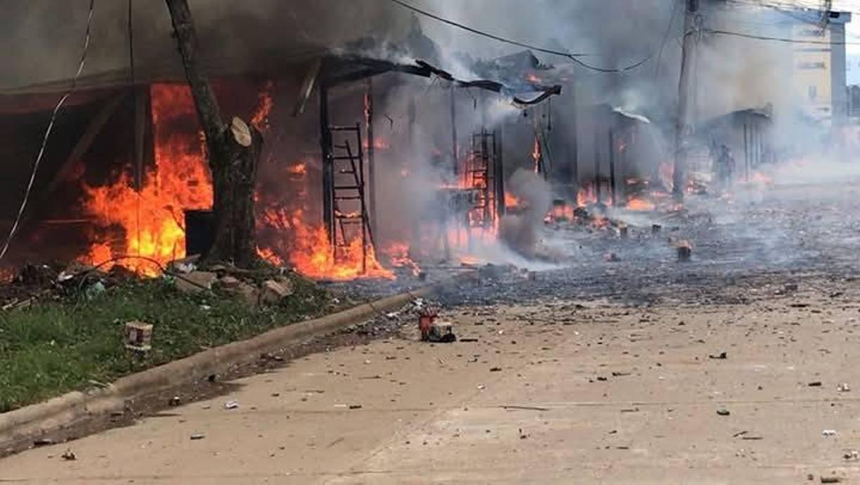 Además de los locales, se quemó un carro y una motocicleta.