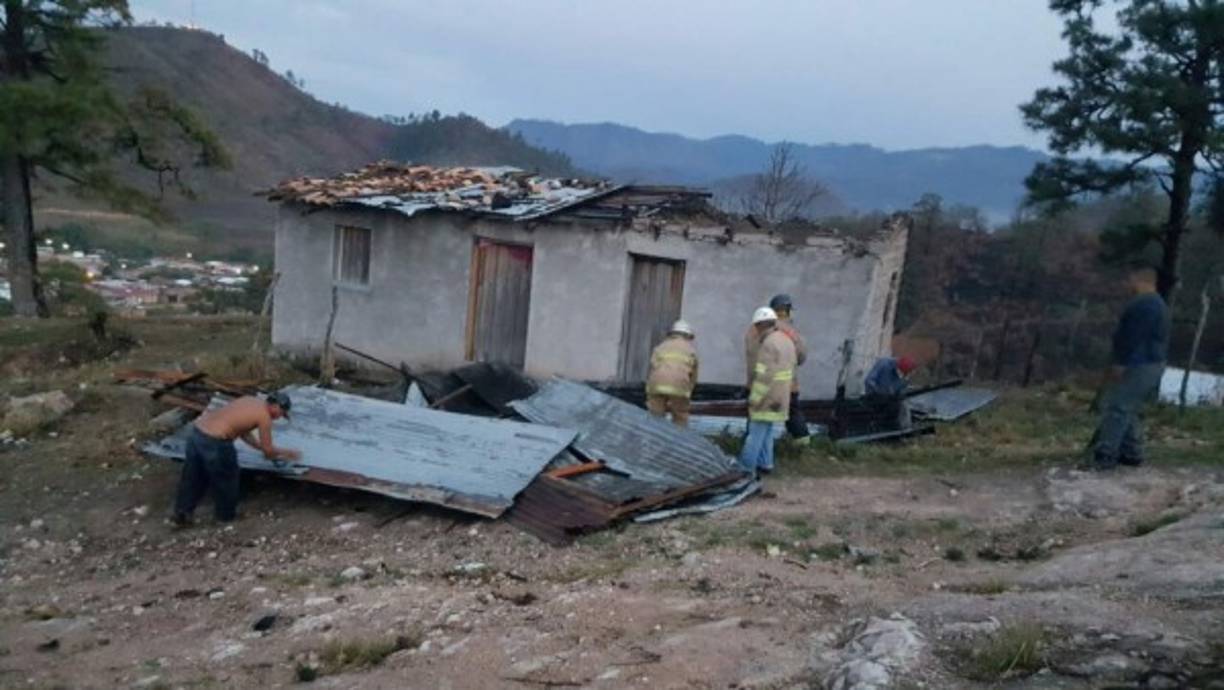 En Talanga también se reportó la caída del techo de una vivienda por vientos huracanados en el barrio El Centro.<br/>
