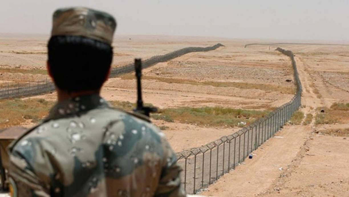 Frontera entre Arabia Saudí y Yemen: Arabia Saudí empezó a construir una barrera de seguridad en 2003 pero se detuvo en 2004 tras las quejas de Yemen de que infringía un tratado fronterizo anterior. Después de una breve guerra entre el Ejército saudí y los rebeldes yemeníes en 2009, Riad emprendió un esfuerzo multimillonario para ampliar la red de verjas que había empezado a construir varios años antes.