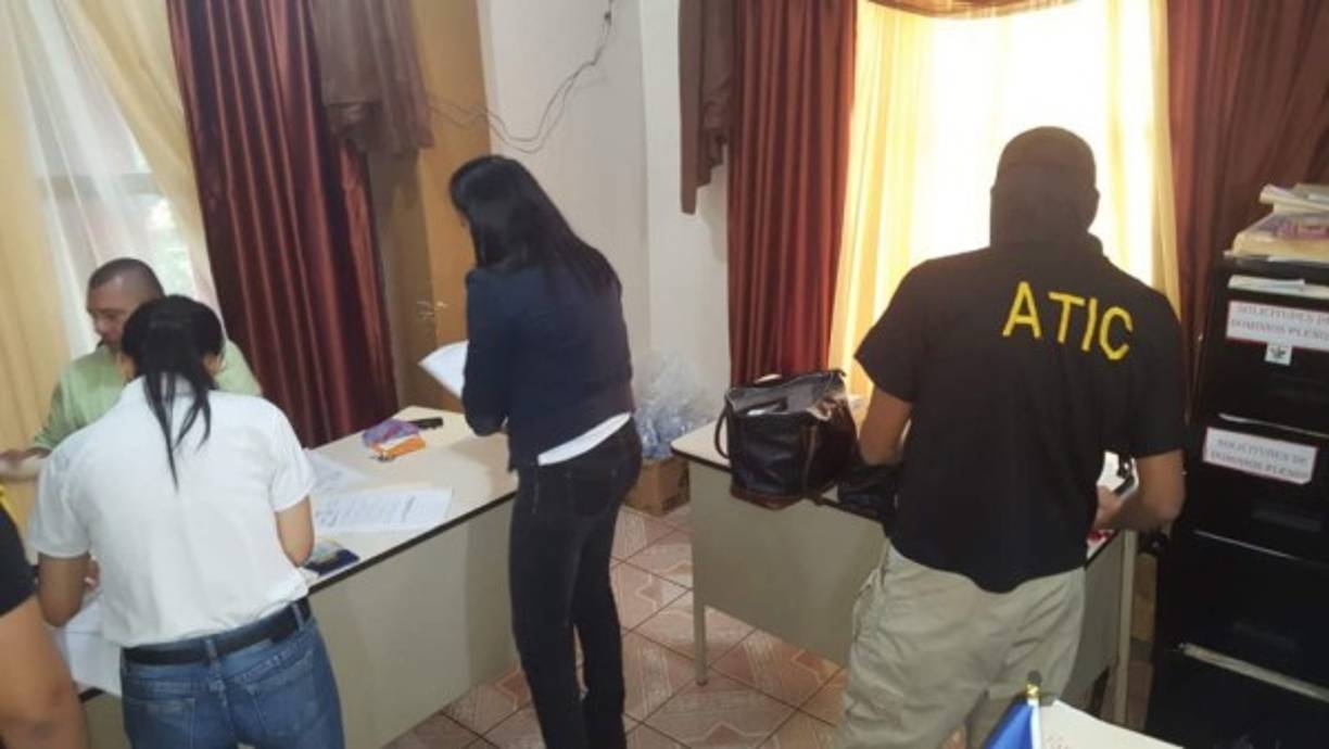 Los agentes de la Atic buscan información que pueda hundir a esa administración.