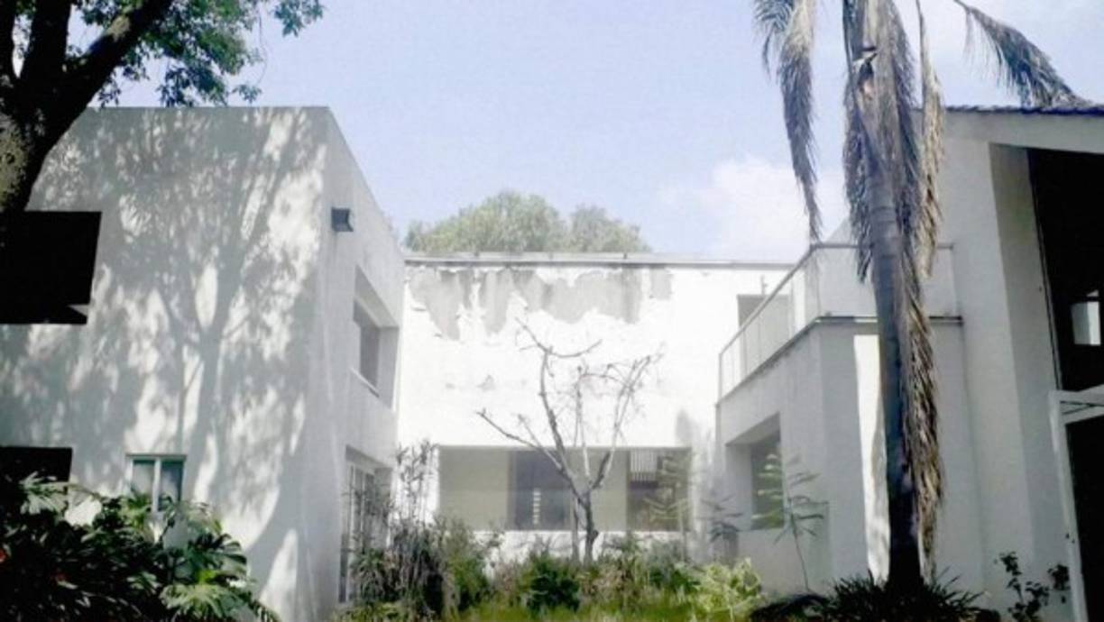 El lujoso departamento donde murió el capo Arturo Beltrán Leyva, en un enfrentamiento con la Marina Mexicana en 2009, será subastado por un precio inicial de 3,5 millones de pesos. Ubicado en una zona de lujo en el municipio de Cuernavaca, Morelos, el inmueble aún conserva los orificios de bala dejados por los militares mexicanos y los sicarios que defendieron a su jefe hasta la muerte.