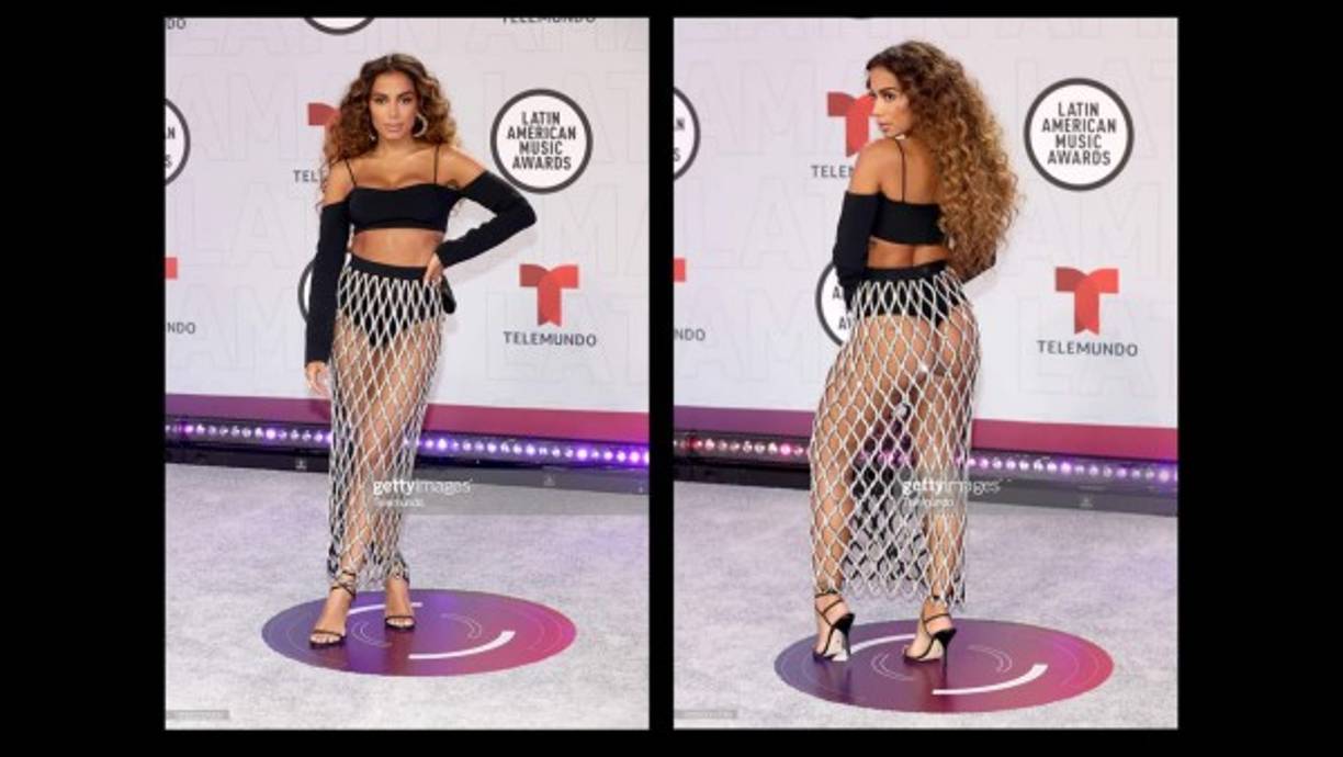 La brasileña Anitta, cuya participación en los Latin AMAs estuvo en veremos hasta última hora tras salir positiva en un test rápido de la covid-19, fue la más sexy de la noche, con un top crop y un hilo dental negros, sobre el que llevó una falda metálica con tejido de red.