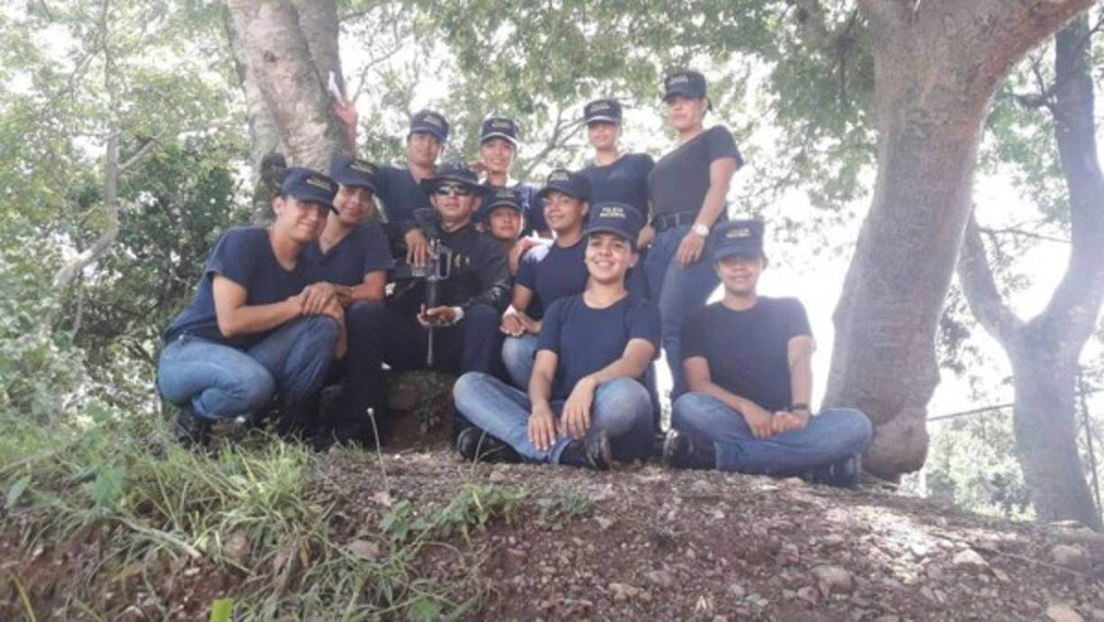 Recientemente compartió esta fotografía junto a sus compañeras Policías.
