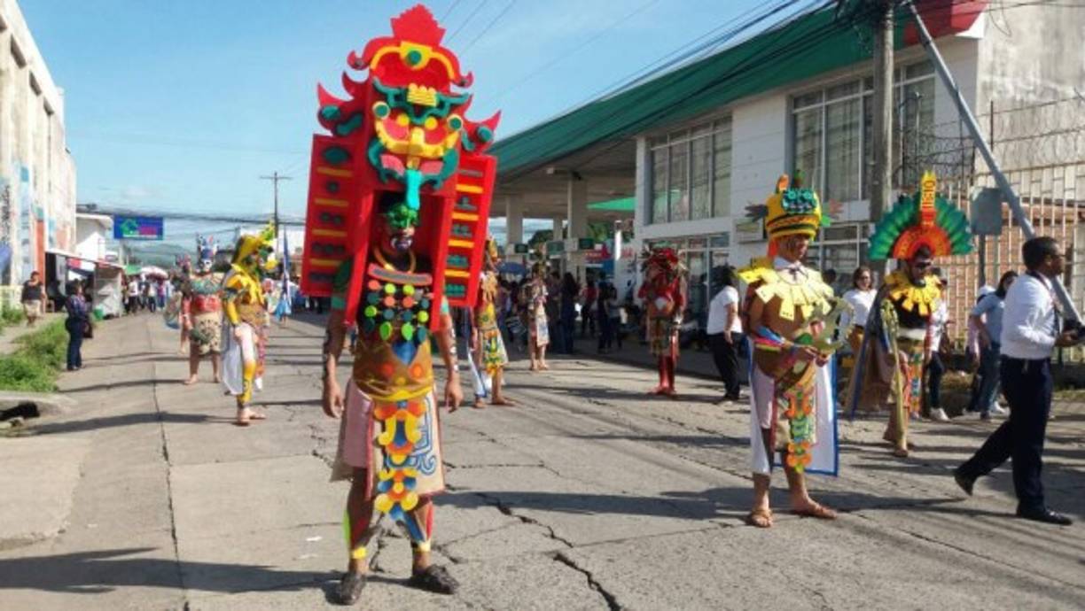 Los alumnos dedican tiempo a la elaboración de los vistosos atuendos que lucen en los desfiles.