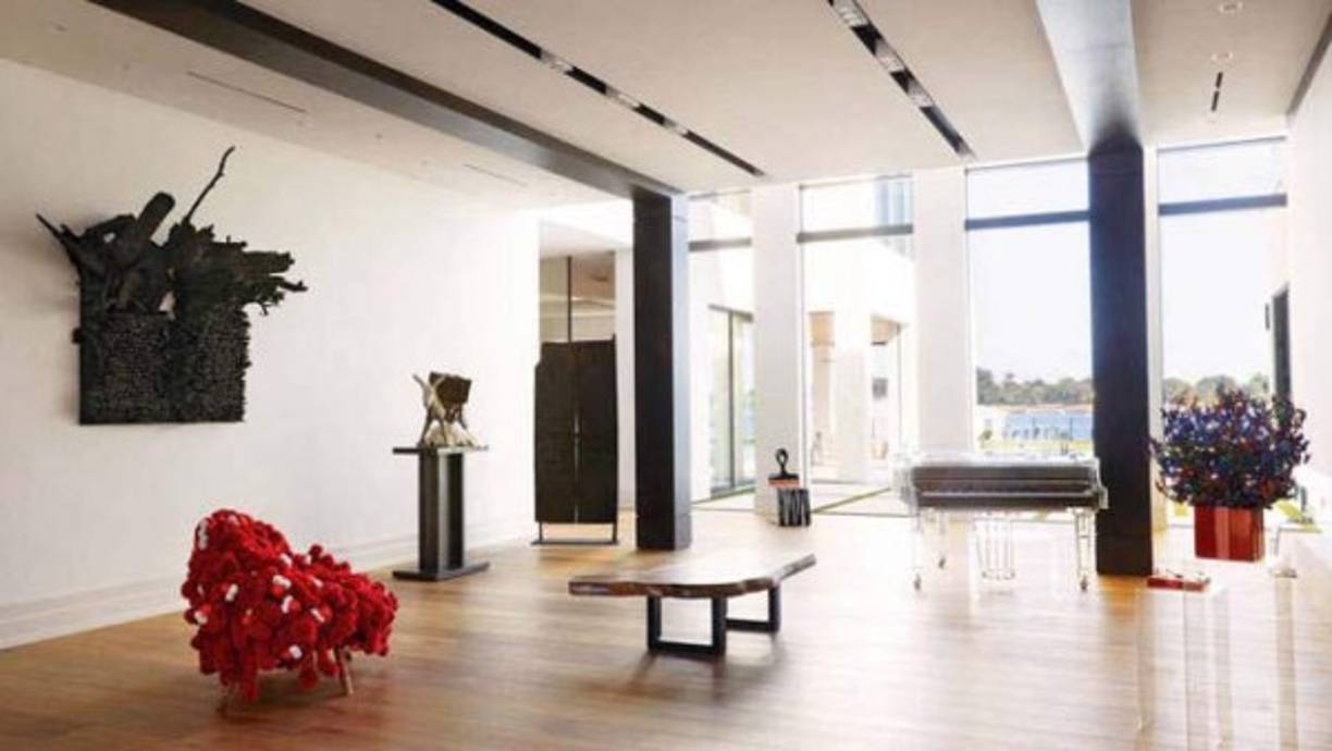 La casa no ha sido construida desde cero, sino que se ha remodelado una anterior cuyo estilo mediterráneo ya estaba algo anticuado.