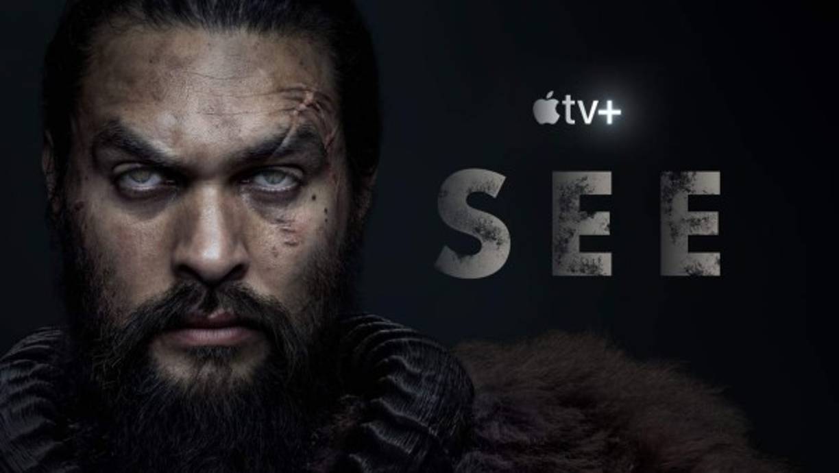 “SEE (T2)”, 27 de agosto en Apple TV+<br/><br/>La serie de Steven Knight, creador de Peaky Blinders, protagonizada por Jason Momoa, se desarrolla en un futuro lejano, cuando un virus diezma la humanidad. Aquellos que sobrevivieron, quedaron ciegos. Momoa interpreta a Baba Voss, el padre de unos gemelos nacidos con la mítica capacidad de ver, y debe proteger a su tribu de una poderosa pero desesperada reina que cree que la vista es brujería. <br/><br/>La segunda temporada presenta a Dave Bautista ('Guardianes de la Galaxia') como Edo Voss, el hermano del personaje de Baba Voss, que interferirá en su plan de reunir a su familia y escapar de las guerras políticas que le rodean.<br/>