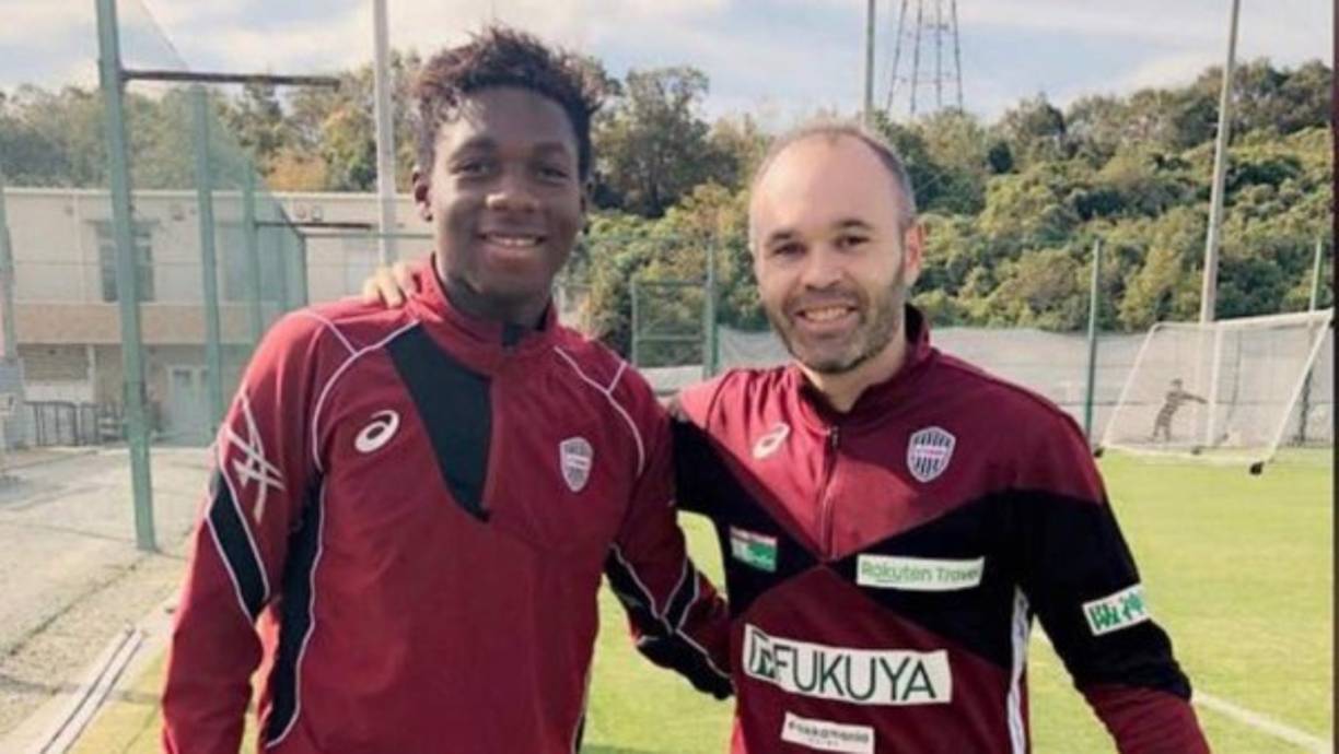 El Barcelona ha realizado un fichaje sin hacer mucho ruido. El club culé ha hecho oficial la contratación de Frank Angong, un futbolista camerunés que hasta ahora pertenecía al Vissel Kobe de Andrés Iniesta. El jugador llega para reforzar el juvenil azulgrana con miras a llegar al primer equipo.