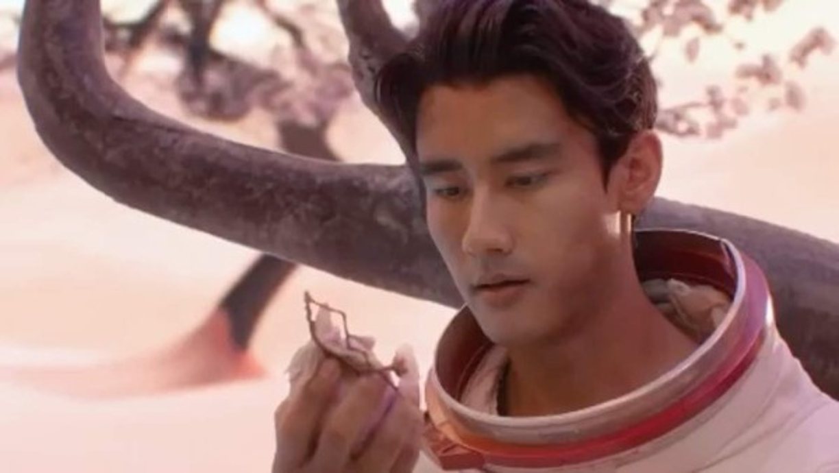 El actor es el protagonista de 'Kiss me more', un excelente video donde sale de astronauta en un planeta rosa dominado por mujeres.