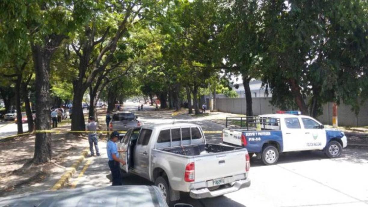 Un hombre que gozaba de preliberación fue asesinado este sábado en el bulevar Juan Pablo Segundo de San Pedro Sula. Las autoridades policiales informaron que la víctima es Francisco Saavedra de 58 años quien estaba recluido en el presidio sampedrano y los fines de semana gozaba la preliberación. De acuerdo a los reportes Saavedra iba a bordo de un taxi cuando sujetos que se conducían en un turismo rojo lo interceptaron, lo bajaron del taxi y lo mataron. Los sujeros andaban con chalecos y pasamontañas.