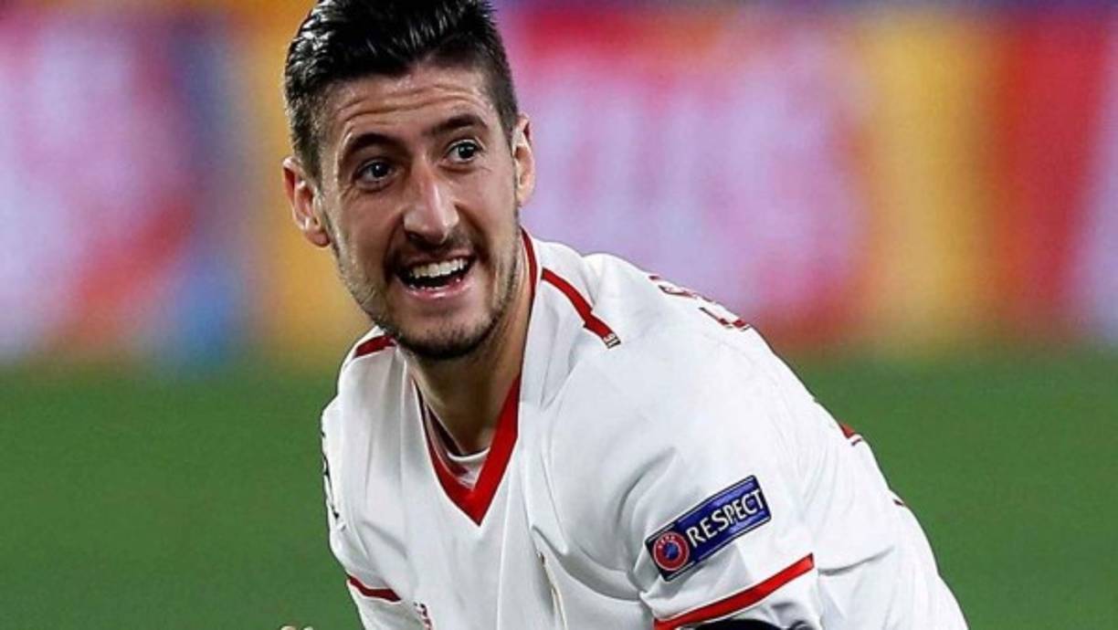 Sergio Escudero: El defensor español anunció su salida del Sevilla tras siete años de militar en el cuadro andaluz: 'Me voy tranquilo, con la sensación de que siempre ofrecí el máximo de mi. He peleado con orgullo por el que considero que es mi escudo y ahora mismo como un sevillista más, os seguiré y llevaré siempre en mi corazón. ¡GRACIAS Sevilla FC!', escribió en sus redes sociales. Foto EFE.