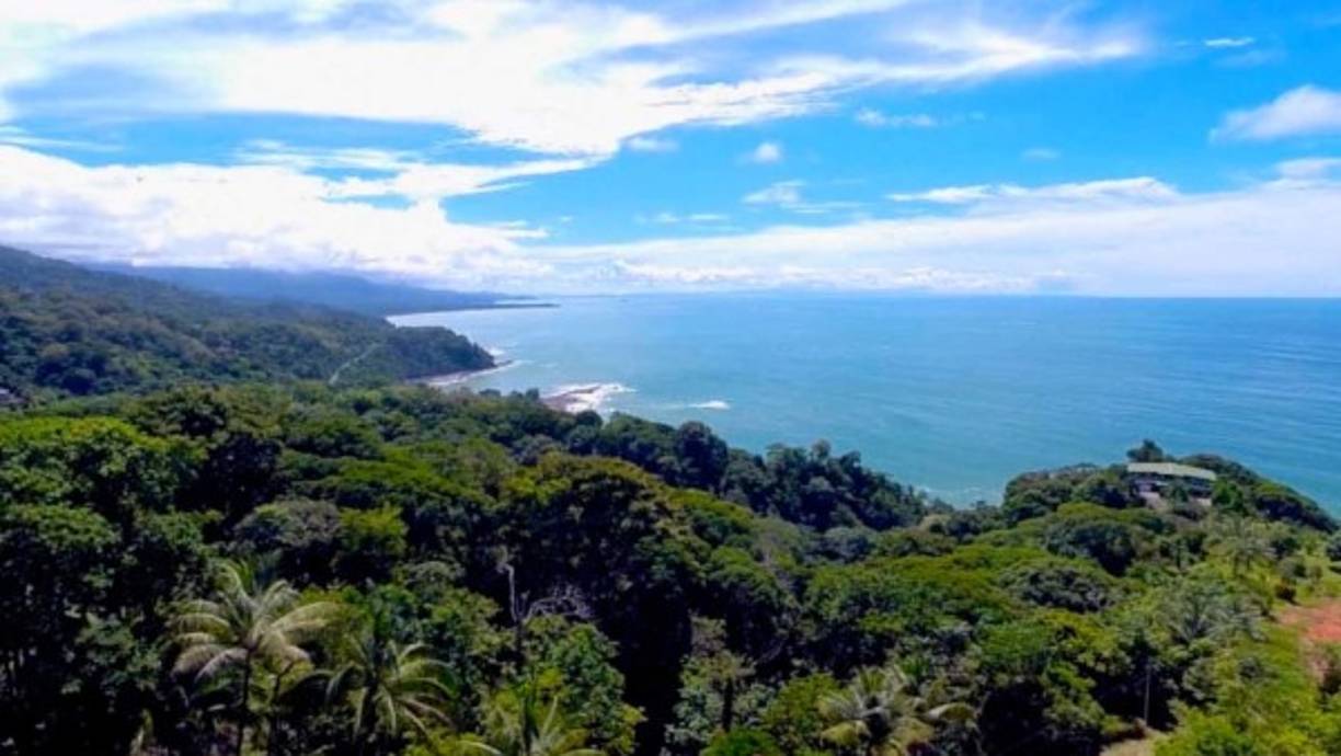 Costa Rica. Recibió su nombre de Cristobal Colón en su cuarto viaje en 1502. Al ver a los nativos con joyas de oro y jade, los españoles asumieron que la costa estaría llena de muchas riquezas.