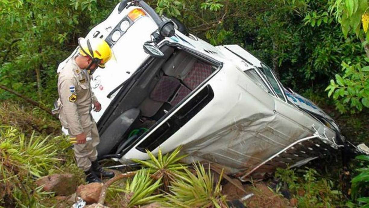 La Esperanza, Intibucá, 17 de septiembre del 2015. Un accidente de tránsito se produjo entre el kilómetro 27 y 28 en la comunidad de Cofradía, municipio de San Miguelito, Intibucá, donde un autobús interurbano que cubría la ruta entre La Esperanza y Gracias, Lempira, volcó dejando dos personas muertas y varios heridos.<br/>Una de las personas fallecidas era del sexo femenino y respondía al nombre de Delia Regina Martínez Gonzales (28), originaria de la comunidad de San Antonio, en Jesús de Otoro.<br/>De acuerdo al informe, alrededor de las 4:30 de la tarde, 13 personas se transportaban en un microbús marca Toyota, año 2008, placa 0583AAM, propiedad de la empresa de transporte CONTRAXCEL, y conducido por Luis Arnaldo Coto Reyes, con número de identidad 1301-1987-00430, quien resultó ileso del percance.