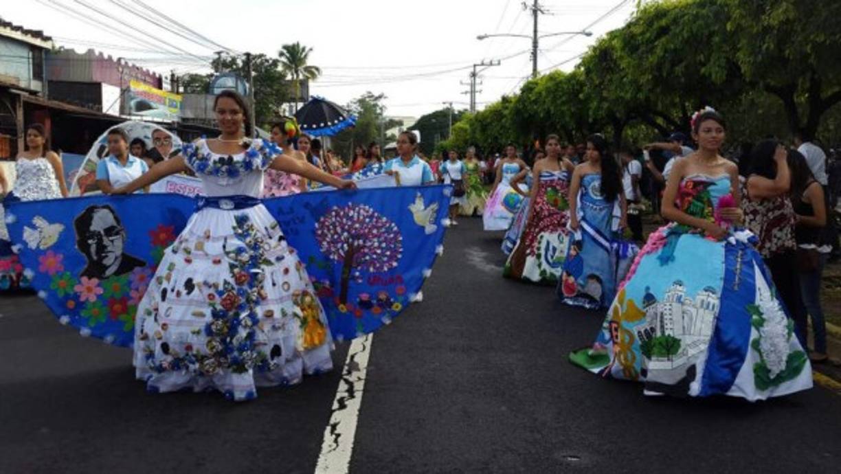 El Salvador: Alumnas de la Escuela Técnica para la Salud lucen sus vestidos alusivos a la fiesta de Independencia. (Foto: Diario de Hoy)<br/>
