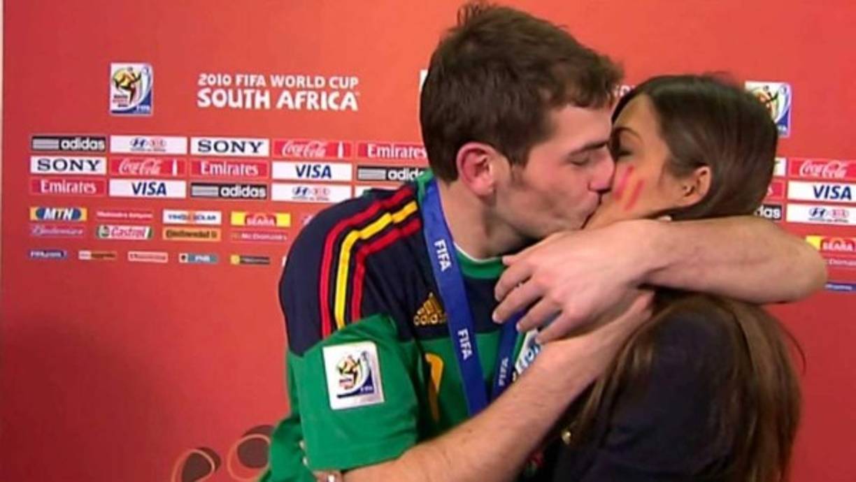 Tras ganar la final del Mundial de Sudáfrica 2010, Iker Casillas sorprendió a todo el mundo al darle un tremendo beso a Sara Carbonero en una entrevista de televisión en vivo.
