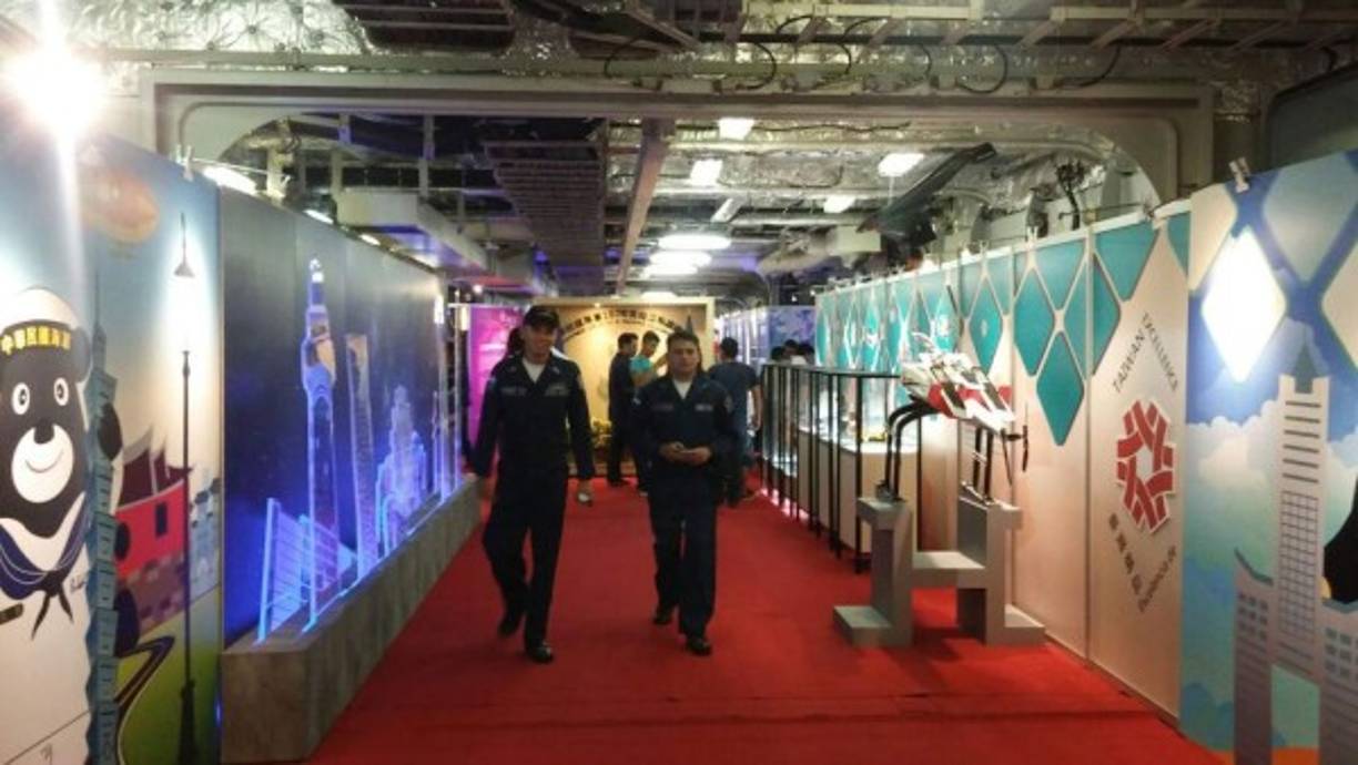 El personal naval hondureño estuvo entre los primeros en visitar la nave.