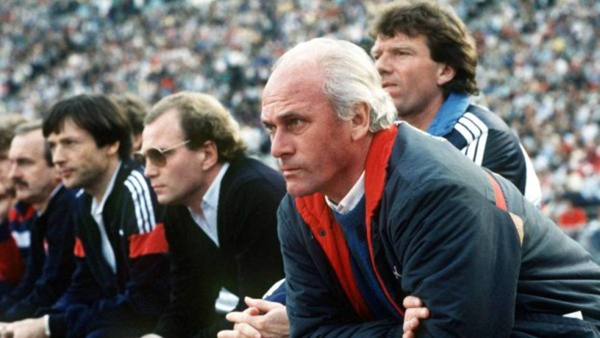 Udo Lattek. En la temporada 92-93 el Schalke 04 ofreció un bono de un millón y medio de marcos alemanes a su entrenador Udo Lattek si terminaba por encima de su archirrival el Borussia Dortmund. Al ver que iba a cumplir su objetivo, le despidieron antes del final del torneo.