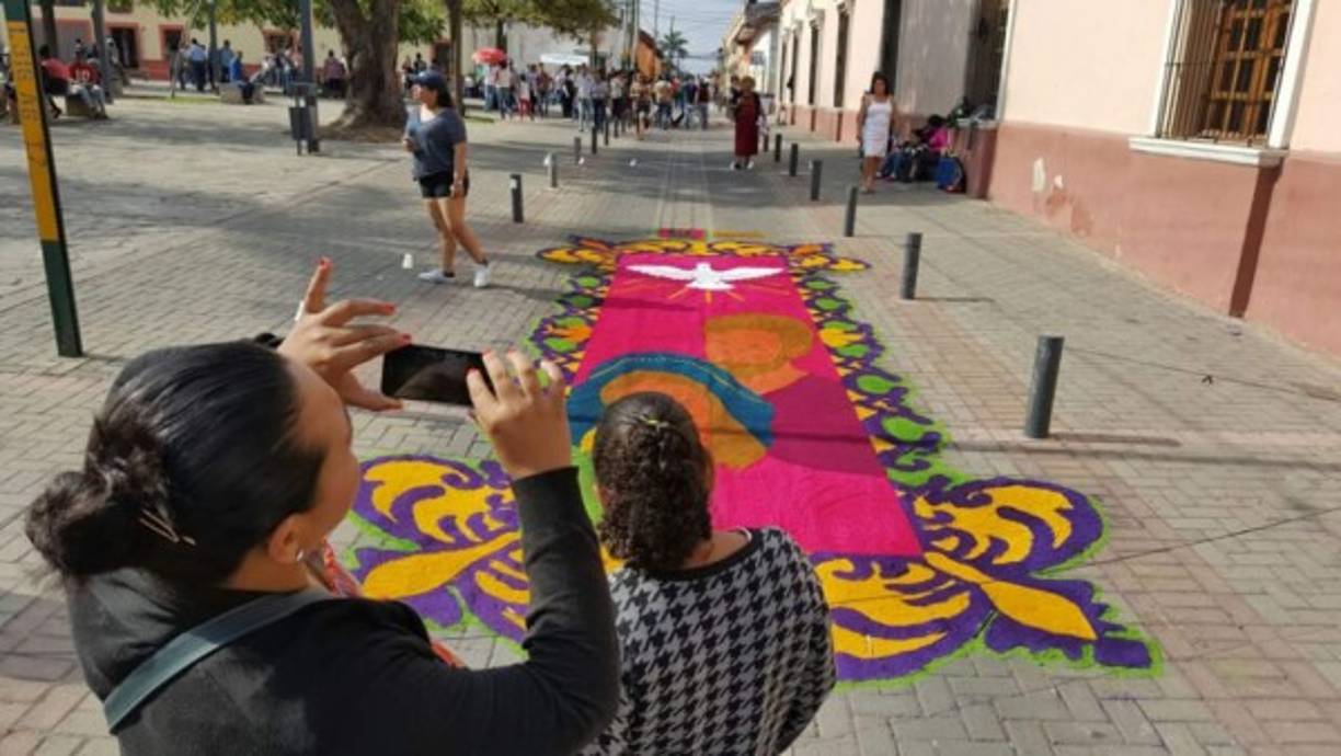 Los turistas no pierden la oportunidad de fotografiar las alfombras para llevarse consigo un recuerdo inolvidable.
