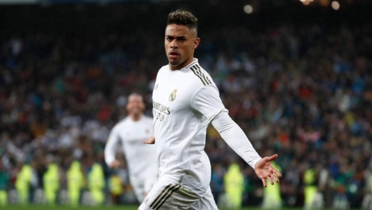 El Real Madrid ha llegado a un acuerdo con el Benfica para la salida de Mariano Diaz. Sin embargo, la negociación ha sido a espaldas del futbolista y eso ha supuesto el malestar en su entorno. David Aranda, uno de sus representantes, ha sido claro en el medio portugués O Jogo: 'No se suele hacer un negocio a espaldas de quien se quiere contratar'.<br/><br/>'No hay nada nuevo en relación a la salida de Mariano del Madrid. ¿Acuerdo? Nadie del Benfica ha hablado todavía con el jugador y conmigo. Si quieren seguir con una negociación, tiene que haber conversación y eso no ha sucedido. Si hay un acuerdo entre los clubes me parece muy extraño, porque no es así como se convence a un jugador para ir a otro club', comentó el agente del hispano-dominicano.
