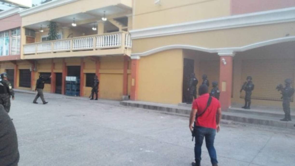 Los trabajadores de los negocios allanados manifestaron su preocupación de que tales medidas pongan en riesgo su fuente de empleo.