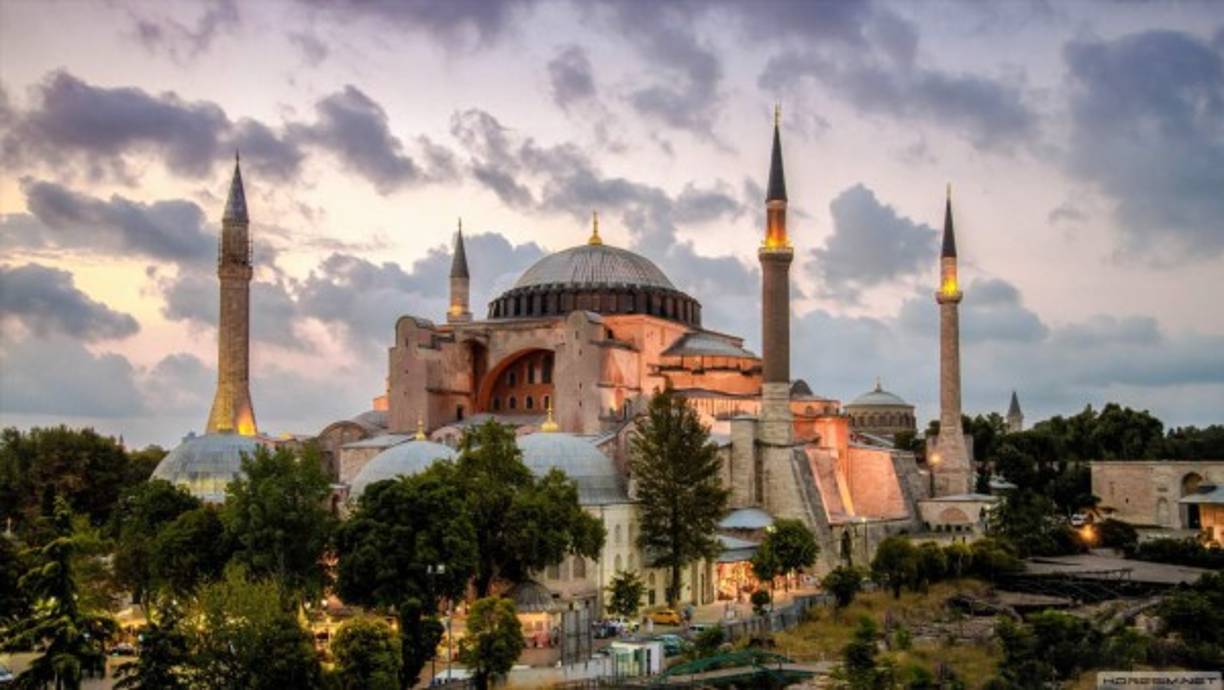 Ayasofya es una antigua basílica patriarcal ortodoxa, posteriormente reconvertida en mezquita y actualmente en museo, en la ciudad de Estambul, Turquía.