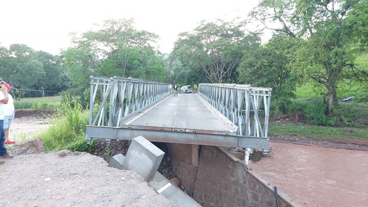 ¡Arriesgan sus vidas! Río destruye acceso a puente en Santa Bárbara y pobladores ingenian para cruzar