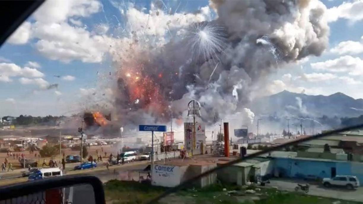 México. Explosión mortal. La explosión de un mercado de pirotecnia en Tultepec, en el Estado de México, el 20 de diciembre es considerada una de las tragedias más grandes de México al causar la muerte de 36 personas.