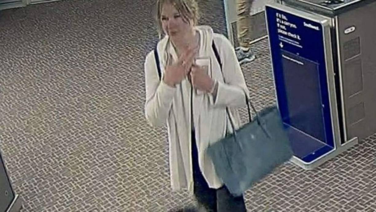 Esta es la última imagen con vida de la estudiante, justo cuando llegó al aeropuerto.