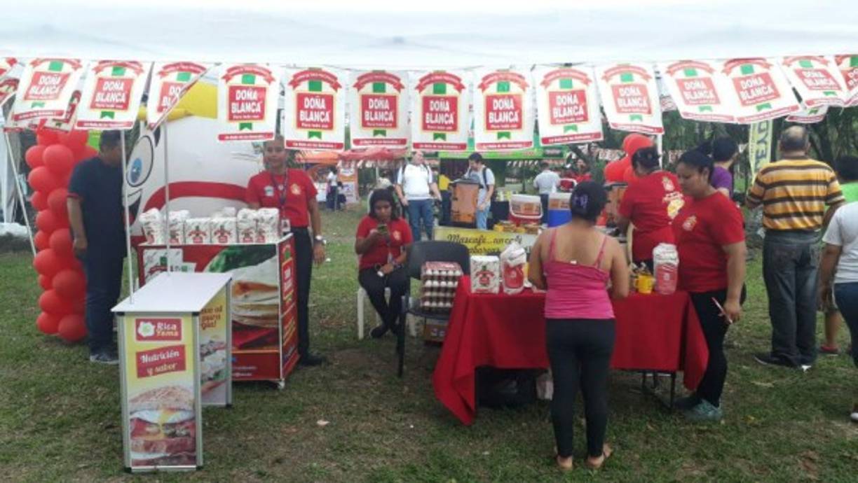 Los visitantes tenían una variedad de puestos para escoger, degustar y saborear una deliciosa baleada.