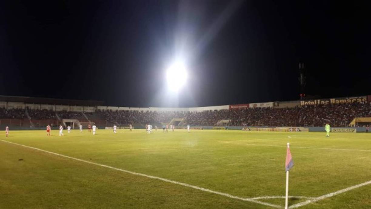 En La Ceiba se vivió una verdadera fiesta deportiva con el duelo entre Vida vs Olimpia correspondiente al inicio de la pentagonal.