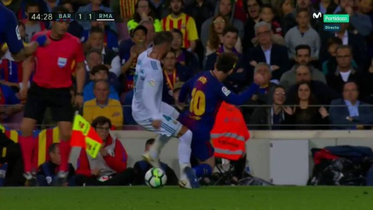 Messi le hizo una fuerte falta a Sergio Ramos y el argentino vio la cartulina amarilla.