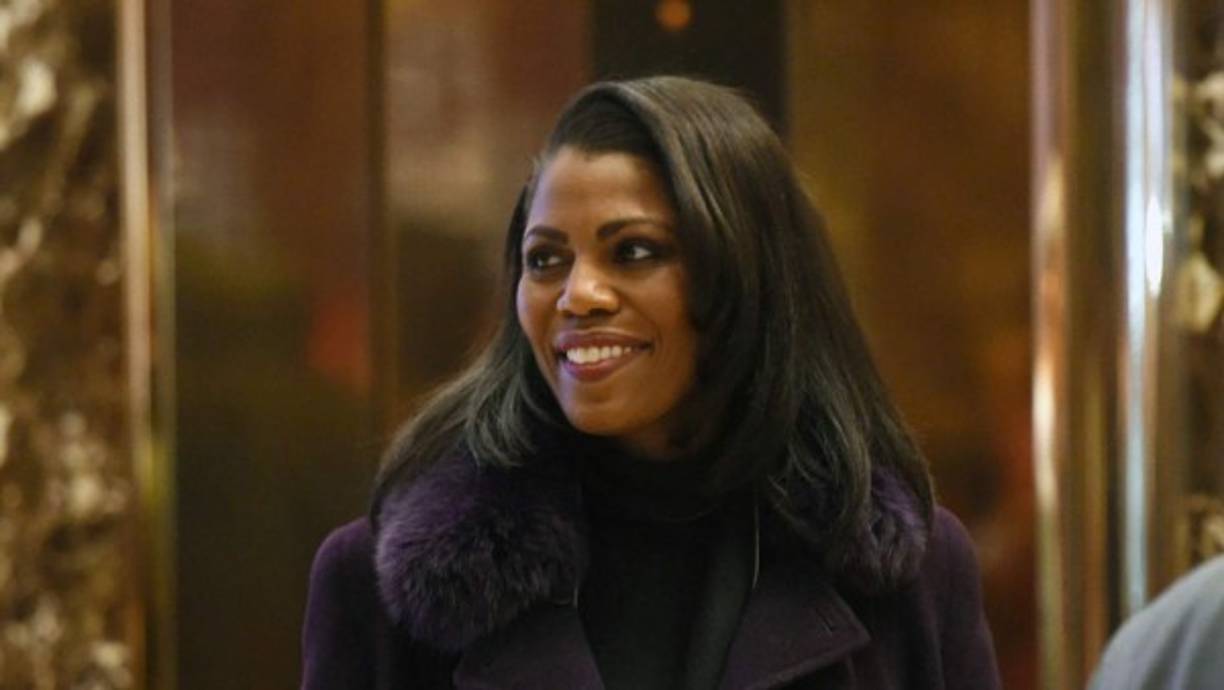 Sanders criticó la divulgación de las grabaciones de Omarosa como 'un flagrante desprecio' a la seguridad nacional.<br/>