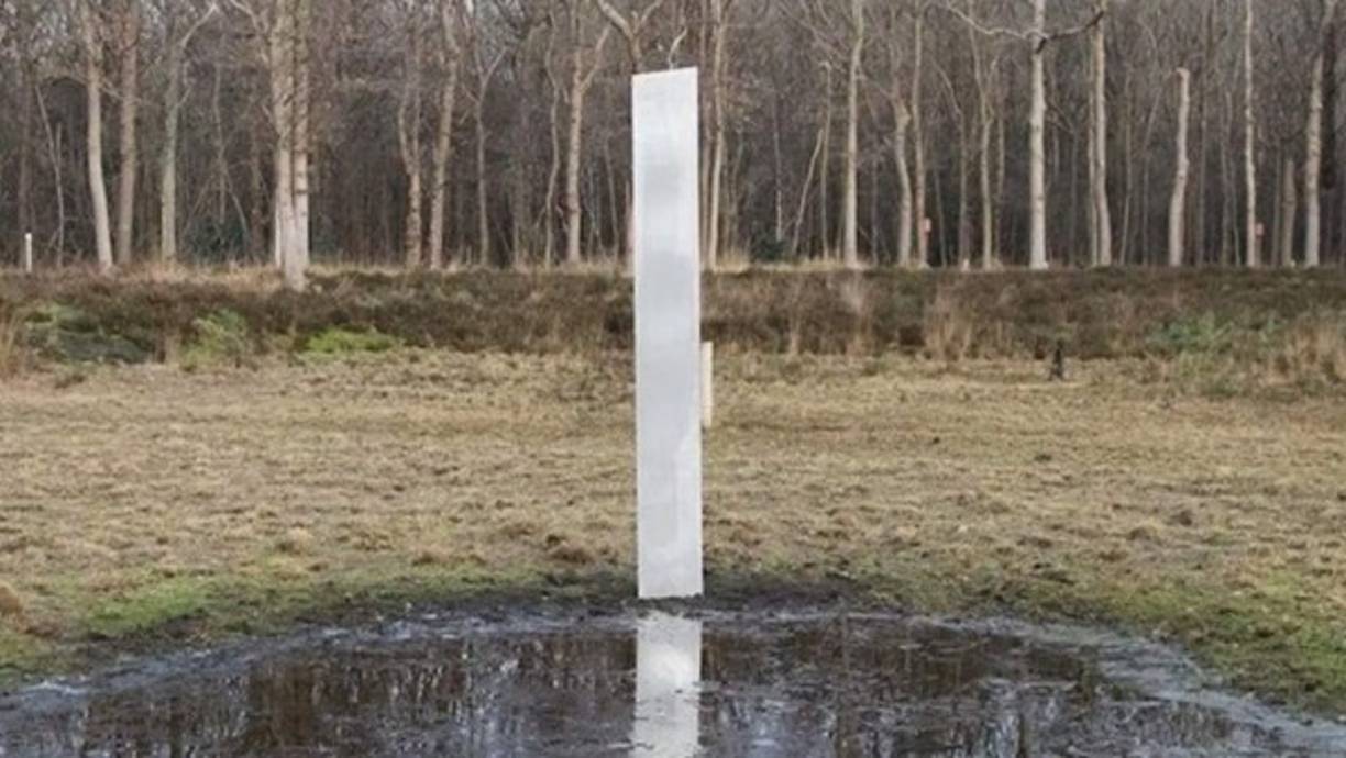 En Países Bajos, una columna metálica de origen desconocido, similar al que aparece en la película 2001: Odisea en el Espacio (1968), de Stanley Kubrick, fue encontrado este domingo por unos excursionistas que visitaban una reserva natural en la provincia de Frisia.