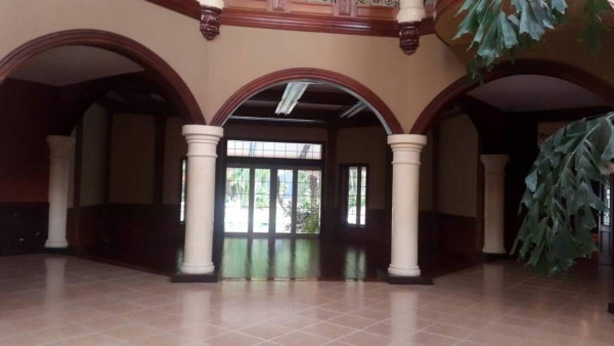 Las autoridades de Honduras ingresaron a la casa de playa de la familia Rosenthal en Omoa para hacer el aseguramiento del inmueble.