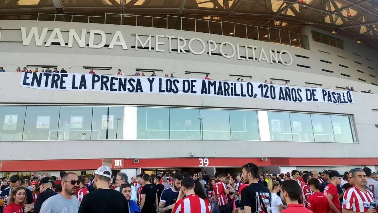 “Entre la prensa y los de amarillo, 120 añs de pasillo”. Esa fue la polémica pancarta de los aficionados del Atlético que recibió al Real Madrid.