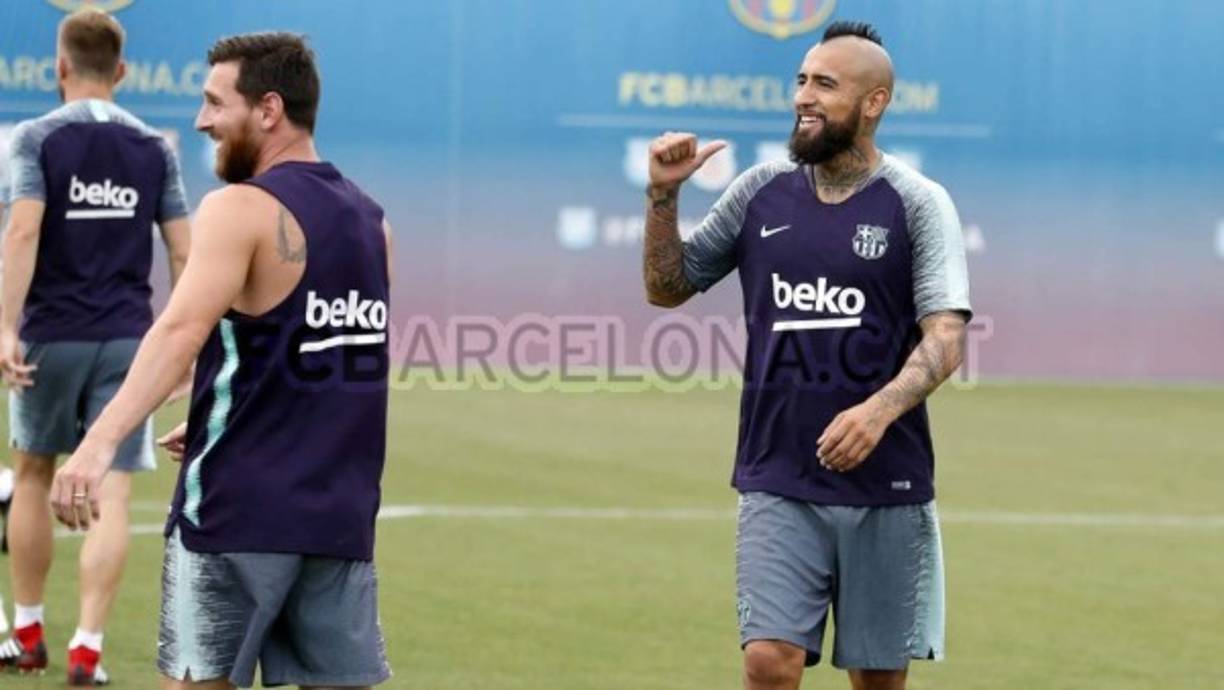 Hasta Messi se vio sonriente cuando le hicieron el pasillo con golpes incluídos para Arturo Vidal.