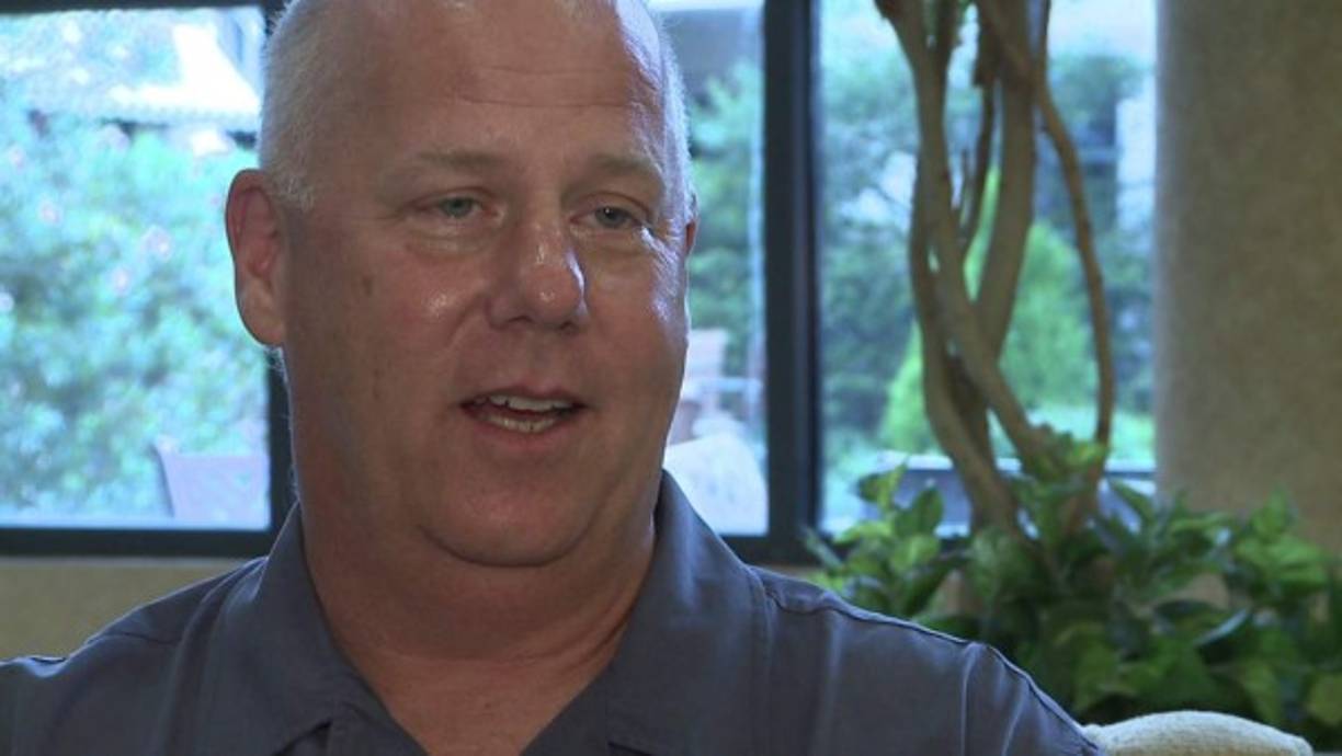 Para alimentar las teorías de conspiración están las muertes de algunos de los que se atrevieron a cuestionar las versiones oficiales:<br/><br/>Phillip Marshall, un expiloto de la CIA y la DEA fue uno de los estudiosos del caso, quien en su libro “La gran impostura” desmonta completamente la versión oficial y se suma a la teoría de que todo fue una conspiración interna para provocar y justificar los cambios y ataques a otras naciones. Años después fue encontrado misteriosamente sin vida en su casa, junto a sus hijos y su perro. Las autoridades informaron que el expiloto mato a su familia y a su mascota y luego se suicidó.<br/>(Foto vía YouTube)