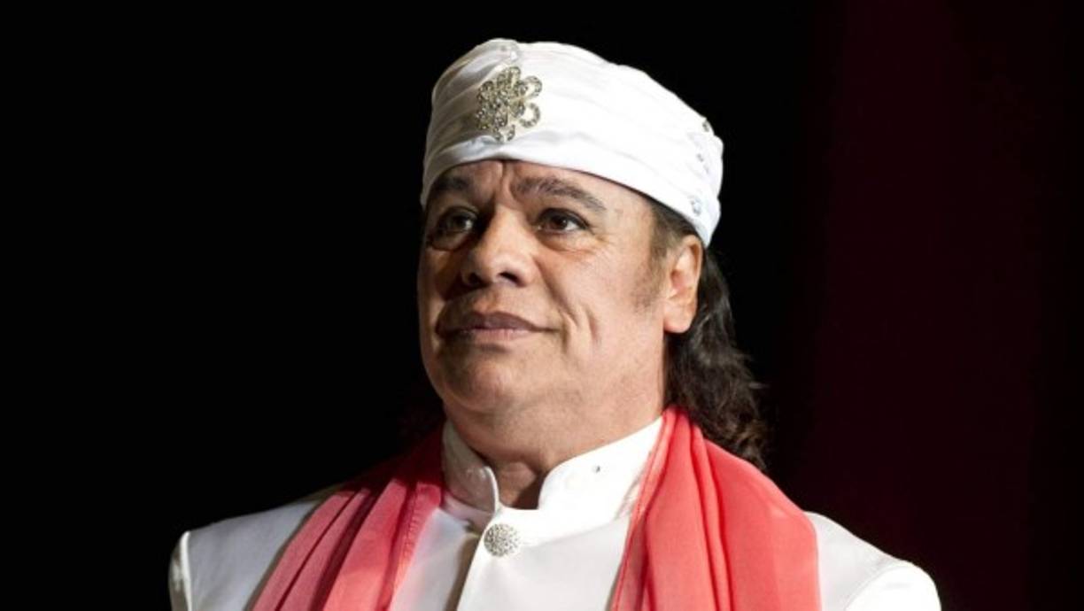 DIVO DE JUÁREZ, Y DE MÉXICO<br/>Es difícil hablar de Ciudad Juárez sin poder nombrar a Juan Gabriel, el personaje que da mayor identidad a los juarenses. Aunque nació en Parácuaro (Michoacán) en 1950 con el nombre de Alberto Aguilera Valadez, de pequeño su familia se trasladó a Ciudad Juárez (Chihuahua), fronteriza con El Paso (Texas).<br/>