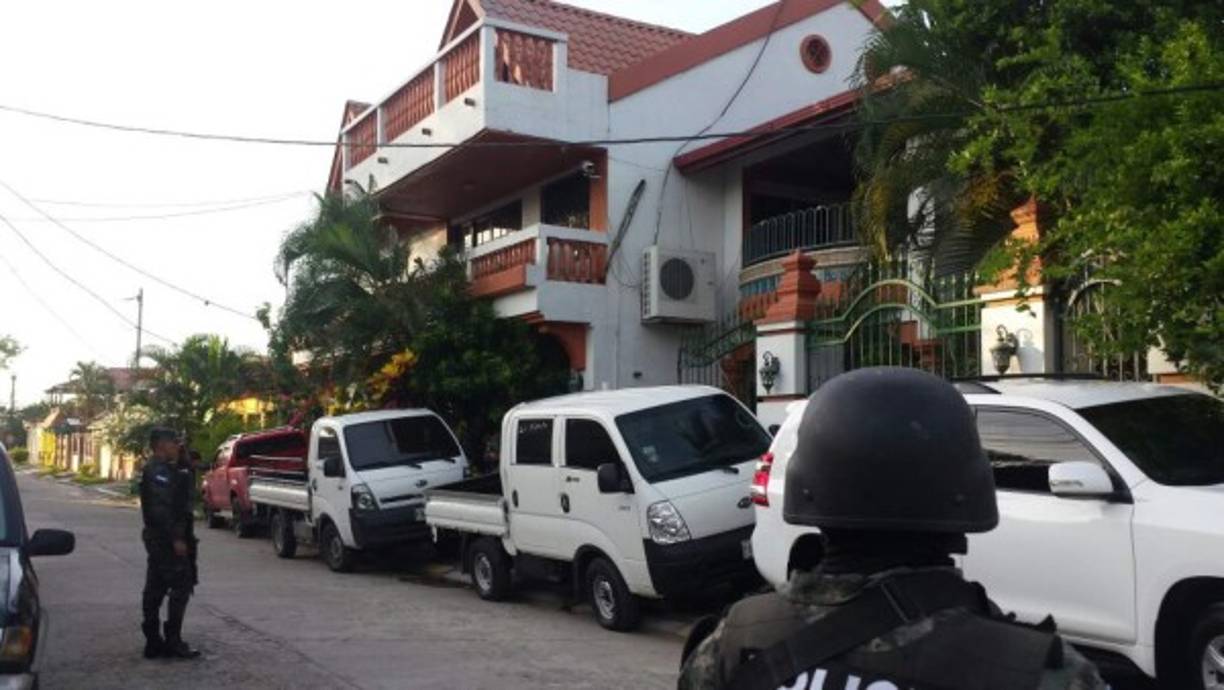 La 'Operación Fantasma' ejecutó este viernes el aseguramiento de ocho viviendas, dos tiendas, 23 terrenos y un colegio en la zona norte de Honduras.