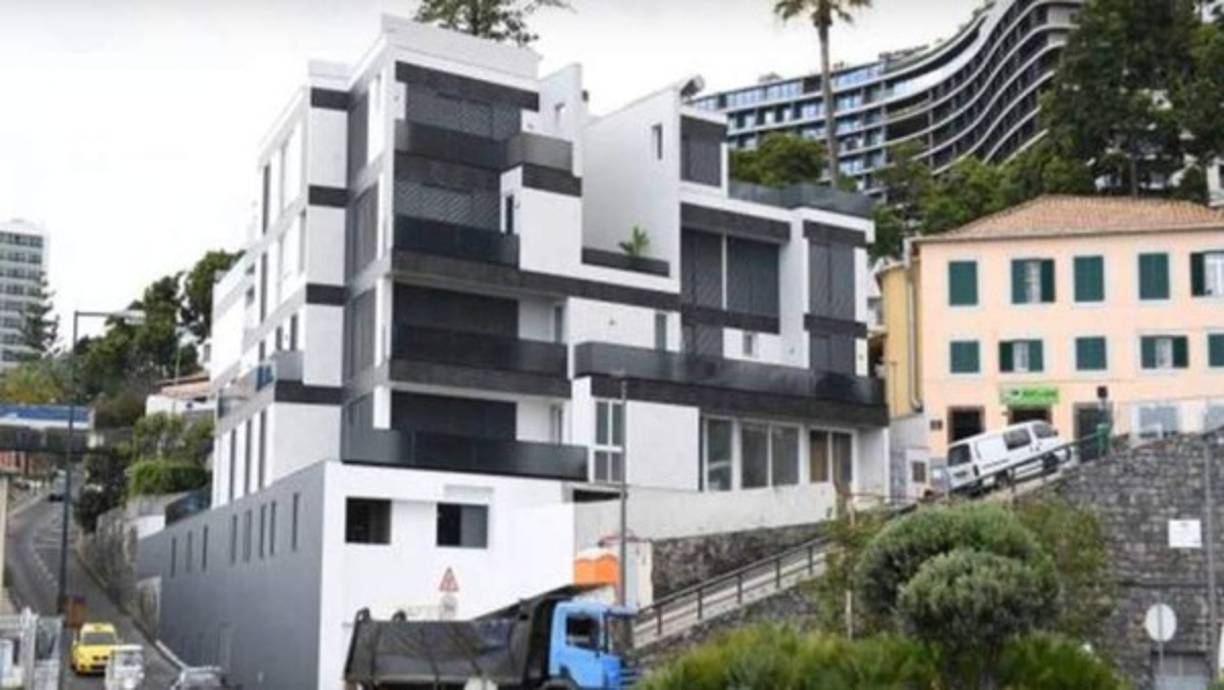 Según divulgaron algunos medios portugueses, el asaltante se habría colado por el garaje, cuando uno de los empleados de la vivienda abrió el portón.