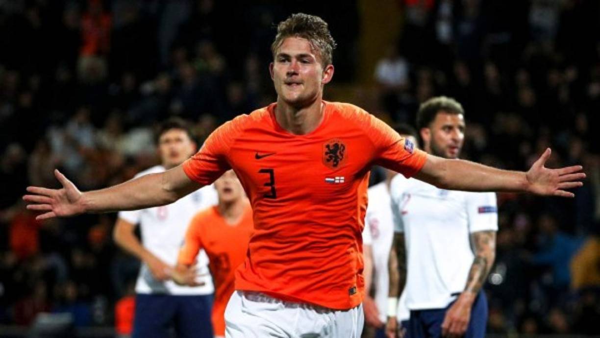 Matthijs de Ligt ha llegado a un acuerdo con la Juventus, según publica Sky Sport Italia. El central holandés se comprometerá por cinco temporadas y cobrará 12 millones de euros por cada una de ellas. De Ligt tendrá además una cláusula de rescisión de 150 millones de euros. La Juve ha aceptado a esta última petición del futbolista pese a que en la Serie A no es habitual que los jugadores tengan ese tipo de cláusulas.