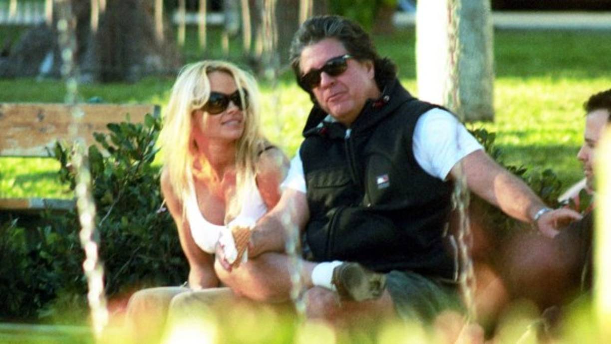 Ambos se divorciaron apenas doce días después de casarse. Tras la ruptura, Anderson negó su unión matrimonial en sus redes sociales. 'Pamela Anderson nunca estuvo casada legalmente con Jon Peters (amigo de la familia de toda la vida) sin resentimientos, sin matrimonio, sin divorcio”, así decía un mensaje publicado en su cuenta de Instagram.