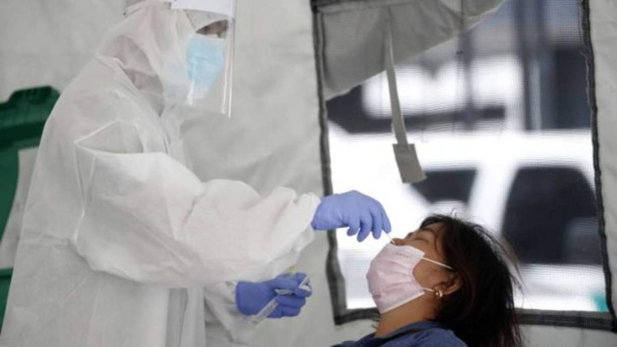 'El tracto gastrointestinal superior (náuseas y vómitos) parece verse afectado antes que el tracto gastrointestinal inferior (diarrea) en la COVID-19, que es lo opuesto al MERS y el SARS', escribieron los científicos.<br/>