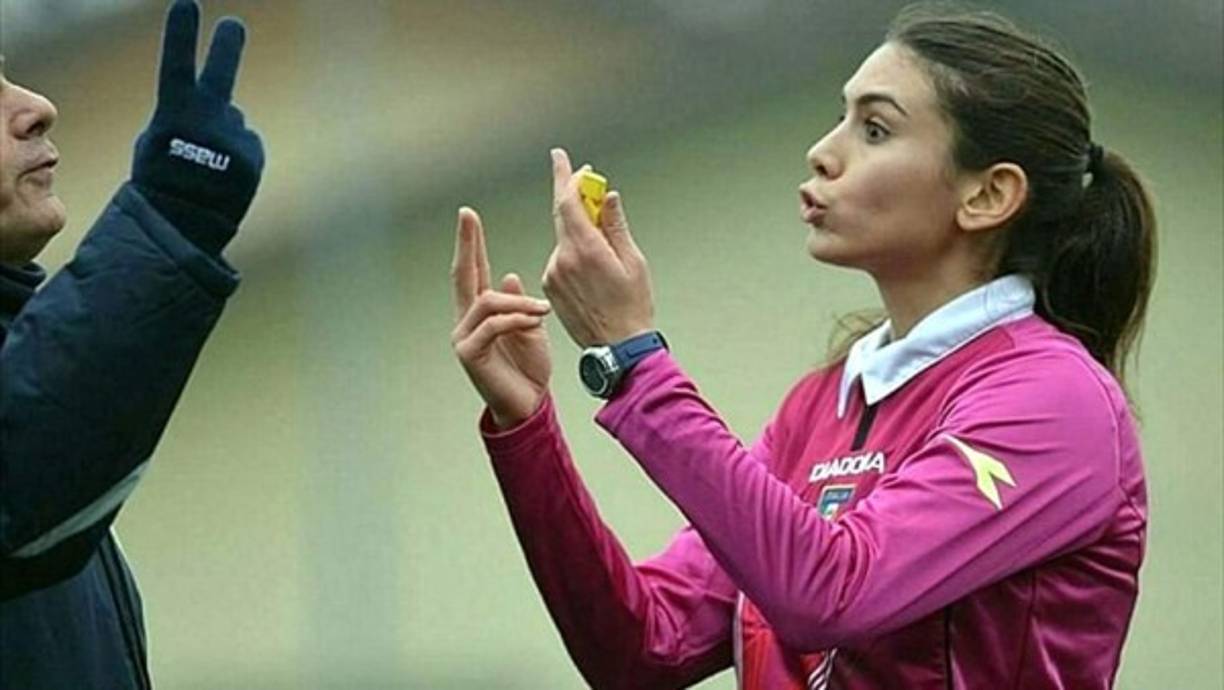 Se dio a conocer la pasada temporada pitando en la quinta categoría del fútbol transalpino (la Liga Eccellenza), donde destacó, al margen de por su belleza, por su personalidad y sus nociones técnicas.