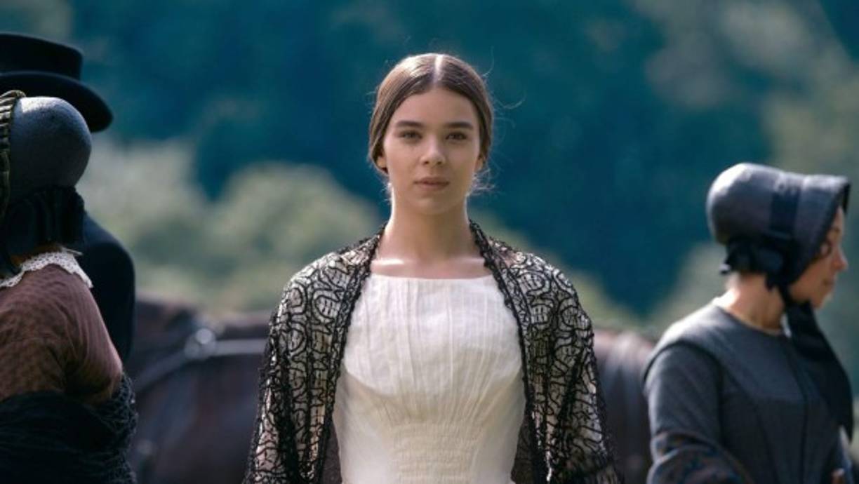 Dickinson <br/><br/>Hailee Steinfeld se metió en la piel de la poeta Emily Dickinson en esta producción de Apple TV+ que emula con acierto las grandes series históricas británicas, aunque con una mayor ligereza (y menos rigor), marca de las ficciones estadounidenses.<br/><br/>La primera temporada se estrenó en 2019, antes del boom de 'Los Bridgerton', que ha puesto de moda el estilo 'Gossip Girl' en las series históricas. Ya hay una segunda y una tercera en preparación.<br/>