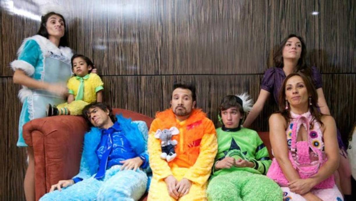 Resulta difícil imaginar un elenco distinto en cuanto a la 'Familia Peluche' se refiere. Pues cada actor interpretó a su personaje con mucho talento y gracia.